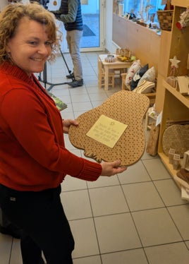 Landesrätin Rosmarie Pamer war heute (2. Dezember) zu Besuch in der Werkstätte KIMM in Kardaun. Im dortigen Dienst zur Arbeitsbeschäftigung fertigen Menschen mit Behinderungen Produkte, können an unterschiedlichen Aktivitäten teilnehmen und werden damit in ihrer Selbstständigkeit gestärkt. (Foto: LPA/Hannes Wisthaler)