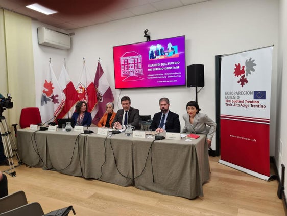 Um die Arbeit der Frauen und das weibliche Unternehmertum ging es beim jüngsten Euregio-Dienstag gestern Abend in Trient. (Foto: Euregio)