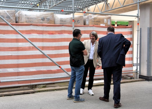 Derzeit laufen am Altbau des Bozner Krankenhauses umfassende Sanierungsarbeiten. Die Arbeiten&nbsp;am Westturm (roter Turm) sollen bis 2026 abgeschlossen sein, sagte Gesundheitslandesrat Hubert Messner bei einer Stippvisite auf der Baustelle. (Foto: LPA/Angelika Schrott)