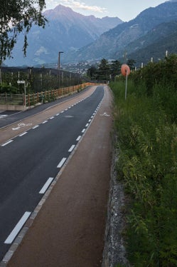 Die neue Infrastruktur richtet sich insbesondere an die vielen Menschen, die zwischen den beiden Gemeinden zur Arbeit, zur Schule oder für andere tägliche Erledigungen unterwegs sind.  (Foto: LPA/Ressort Infrastrukturen und Mobilität)