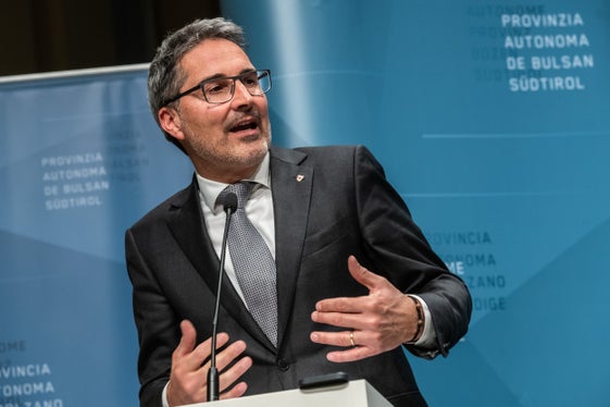 Qualsiasi decisione sul futuro del trasporto merci lungo il corridoio del Brennero va presa, quindi, tenendo conto degli interessi degli autotrasportatori ma anche di quelli delle popolazioni confinanti e della tutela dell’ambiente, ha detto il presidente della Provincia, Arno Kompatscher (Foto: ASP/Ivo Corrà)