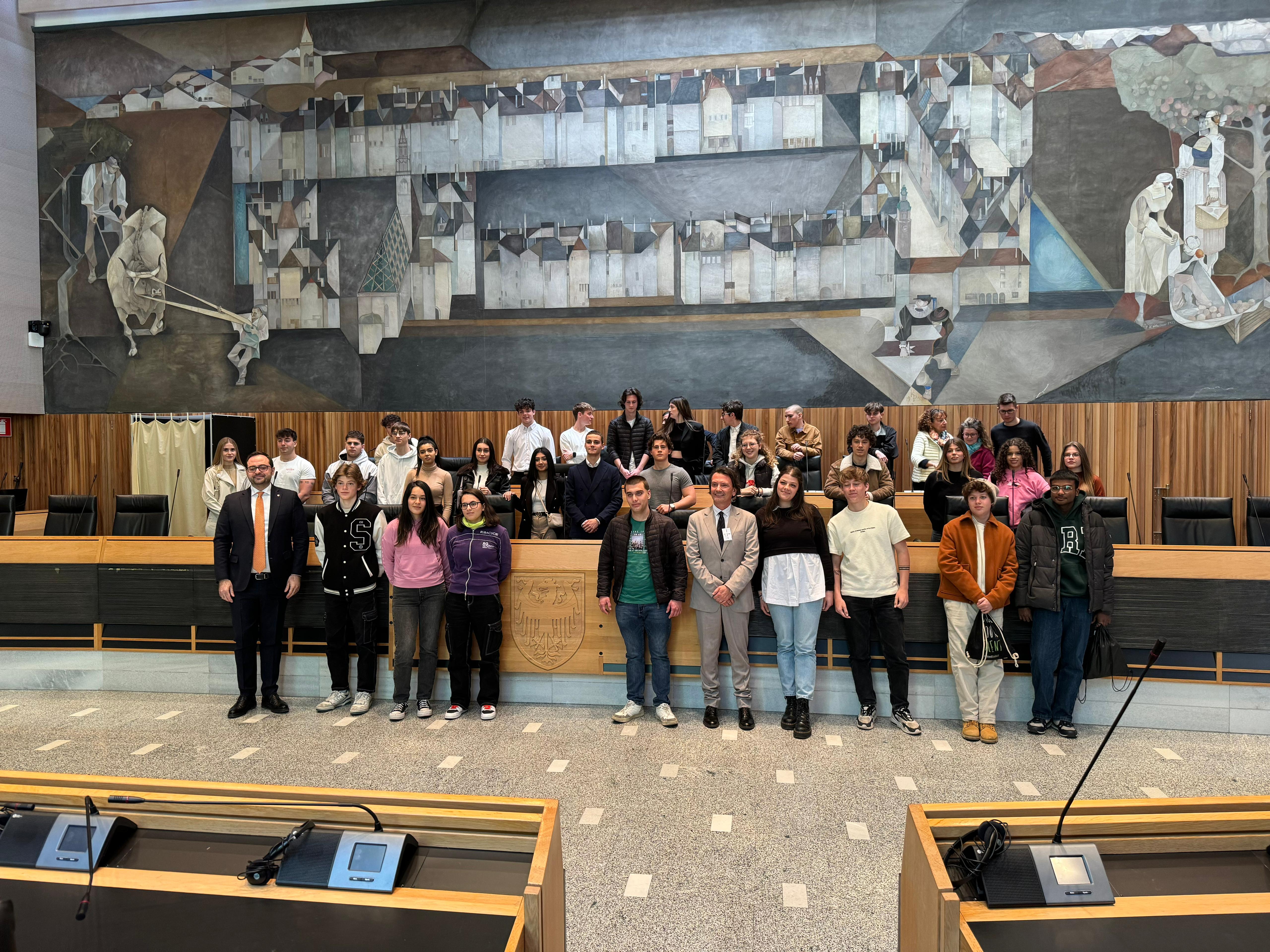 La Consulta studenti in lingua italiana si è recata oggi (25 marzo) in visita al Consiglio provinciale di Bolzano. Il vicepresidente Galateo: “Fondamentale avvicinare i giovani alle istituzioni”. (Foto: ASP/Direzione Istruzione e Formazione italiana)
