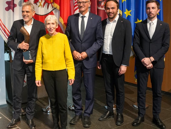 Lukas Mayr (da sinistra) Rita Illien (membro della giuria e architetta paesaggista), il Capitano del Tirolo e presidente dell'Euregio Anton Mattle, l'assessore provinciale Philipp Achammer (Provincia di Bolzano) e l'assessore provinciale Simone Marchiori (Trentino). (Foto: Land Tirol/Danijel Jovanovic)