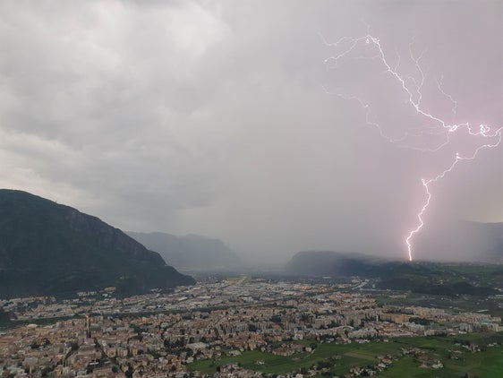 Uno dei 500 fulmini è stato colto dal fotografo Peter Warasin (Foto: ASP/Peter Warasin) 