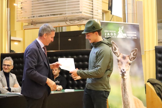 Viel Freude bei der Ausübung der Jagd: Landesrat Luis Walcher überreichte den Jungjägerinnen und Jungjägern gestern ihren Jagdbefähigungsnachweis. (Foto: LPA/Maja Clara)