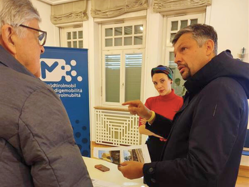 Mobilitätslandesrat Daniel Alfreider erklärt, dass das Mobilitätszentrum zu einer modernen und intermodalen Drehscheibe für die öffentliche Mobilität werden soll. (Foto: STA/Alice Banfi)