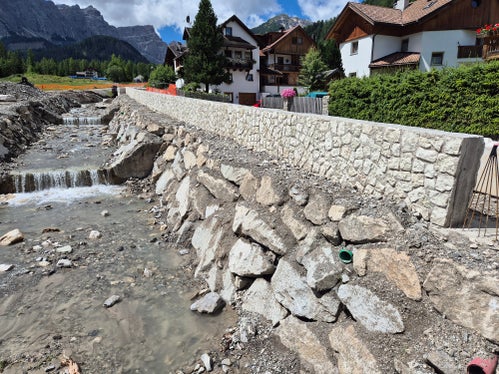 Il muro, che in futuro servirà da protezione contro le inondazioni, sarà costruito in cemento armato con parti prefabbricate rivestite in pietra naturale, su entrambi i lati. (Foto: USP/Ufficio Sistemazione bacini montani est)