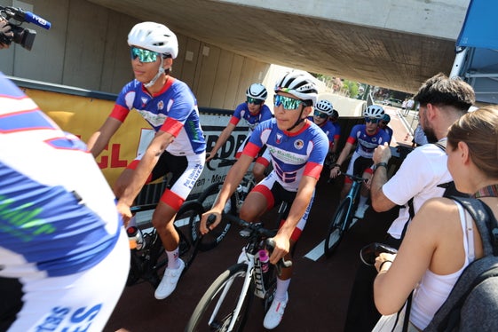 Die Radfahrer des Bikeclubs Polisportiva Libertas Leifers nutzen die Gelegenheit, die Unterführung nach der Eröffnung gleich auszuprobieren. (Foto: LPA/Ingo Dejaco)