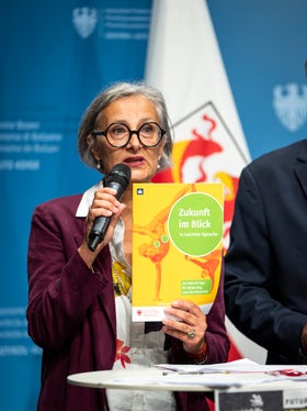 Erstmals gibt es eine Orientierungshilfe der Futurum in Leichter Sprache in Deutsch und in Italienisch. Damit, und mit Führungen in Spanisch, Arabisch, Albanisch und Urdu, wolle man den inklusiven Charakter der Bildungsmesse Futurum stärken, unterstrich Abteilungsdirektorin Rolanda Tschugguel. (Foto: LPA/Fabio Brucculeri)