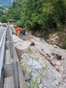 In Zusammenarbeit mit dem Landesstraßendienst arbeitet die Wildbachverbauung an der Wiederherstellung der Uferschutzmauer des Grödnerbachs kurz nach dem Tunnel bei Waidbruck. (Foto: LPA/Landesamt für Wildbach- und Lawinenverbauung Nord)