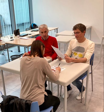 Die Teilnehmenden erhielten jeweils ein persönliches Feedback von den Prüfenden. (Foto: LPA/Dienststelle für die Zwei- und Dreisprachigkeitsprüfungen)