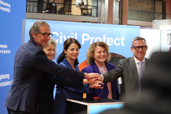 "Civil Protect ist eröffnet": (von links) der Direktor der Agentur für Bevölkerungsschutz Klaus Unterweger, Regierungskommissär-Stellvertreterin Margherita Toth, Messe Bozen-Präsidentin Greti Ladurner, Landeshauptmann-Stellvertreterin Rosmarie Pamer, Landesrat Christian Bianchi (Foto: LPA/Maja Clara)