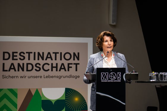 L'assessora Hochgruber Kuenzer ha introdotto la conferenza internazionale "Destinazione paesaggio": "dobbiamo ripensare il nostro rapporto con il paesaggio proteggendolo nel suo complesso, invece di limitarci a poche aree protette". (Foto: ASP/Claudia Corrent)