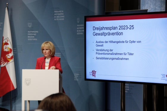 Soziallandesrätin Waltraud Deeg hat heute die Maßnahmen des Dreijahresplanes zur Gewaltprävention vorgestellt. (Foto: LPA/Greta Stuefer)