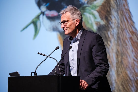 Caccia e silvicoltura sono indissolubilmente legate: Günther Unterthiner, direttore della Ripartizione Servizio forestale, alla cerimonia di esame dei cacciatori il 26 novembre. (Foto: USP/Bernhard Aichner)