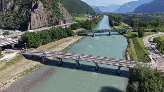Mit dem Gemeinschaftsprojekt von Land Südtirol und Bezirksgemeinschaft Überetsch-Unterland werden die Verkehrssicherheit, die Fußgänger- und Radmobilität sowie die Anbindung an den öffentlichen Nahverkehr in der Zone Gmund verbessert. (Foto: LPA/Ressort für Infrastrukturen und Mobilität)