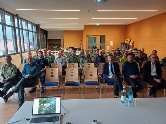 Scambio tecnico transfrontaliero: durante la riunione di lavoro a Prato (in prima fila, da sinistra): Michael Kessler dell’Ispettorato forestale di Silandro, il direttore dell’Ispettorato forestale di Merano Georg Pircher, l’assessore provinciale alle Foreste Luis Walcher, il sindaco di Prato Rafael Alber, il direttore forestale provinciale Günther Unterthiner. (Foto: USP/Ispettorato forestale di Silandro)