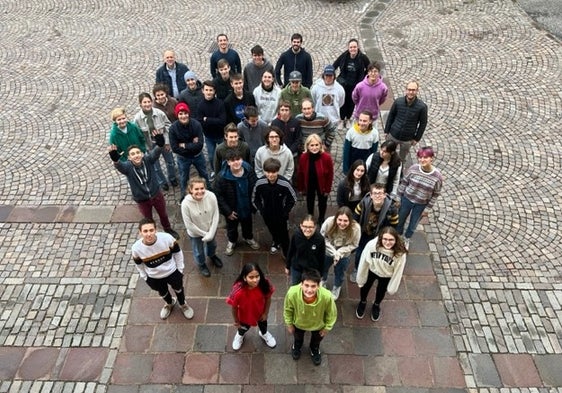 Die 35 begabten Schülerinnen und Schüler, die sich gestern und heute im Rahmen der "Talente Tage" intensiv mit Mathematik, Physik und Chemie befasst haben. (Foto: LPA/Bildungsdirektion)