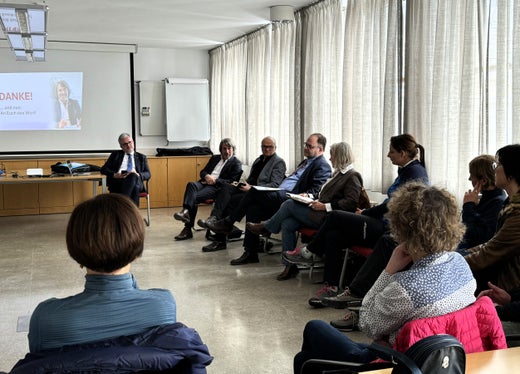 Gesundheitslandesrat Hubert Messner (vorne zweiter von links) im Austausch mit den Führungskräften und Mitarbeitenden im Sprengel Hochpustertal über aktuelle Herausforderungen, interdisziplinäre Zusammenarbeit und den Baufortschritt beim Gemeinschaftshaus. (Foto: LPA)