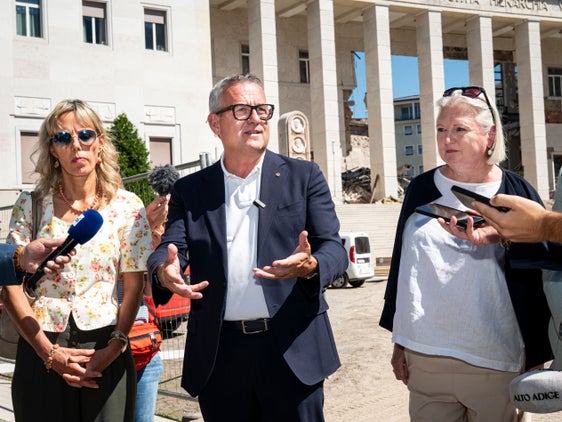 Gerichtspräsidentin Francesca Bortolotti (im Bild von links), Landesrat Christian Bianchi und Landeskonservatorin Karin Dalla Torre berichten über die weiteren Schritte in Sachen Gerichtsgebäude. (Foto: LPA/Fabio Brucculeri)