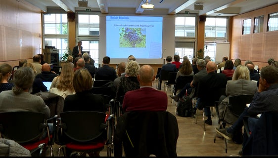 Aufgrund des Klimawandels nehmen die Herausforderungen für den Bodenschutz zu: Dies war der Gegenstand einer internationalen Fachtagung anlässlich "20 Jahre Bodenbündnis" im Kolpinhaus in Bozen. (Foto: LPA)