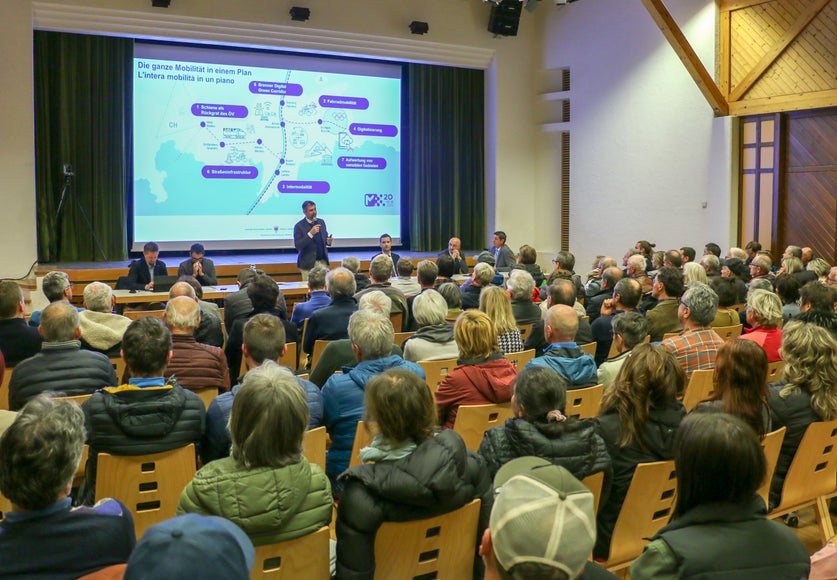 Rund 220 Interessierte haben sich beim Bürgerabend über das Vorhaben zu den beiden Kreuzungspunkten Olang und Rasen-Antholz informiert. Wichtigste Ziele sind laut Mobilitätslandesrat Daniel Alfreider mehr Sicherheit für alle Verkehrsteilnehmer, eine bessere Anbindung an Bus, Zug und Radwege sowie ein flüssiger Verkehr. (Foto: LPA/Ingo Dejaco)