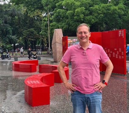 L'assessore Massimo Bessone: Piazza Magnago è la giusta collocazione per quest'opera che ricorda la figura un politico che ha contribuito a costruire quell'importante pilastro che per l’Alto Adige è l'Autonomia. (Foto: ASP/Ufficio Patrimonio)