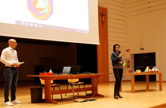 Tagungskoordinator Ratering und Schuldirektorin Zanella bei der Mathematik-Tagung (Foto: LPA/Deutsche Bildungsdirektion)