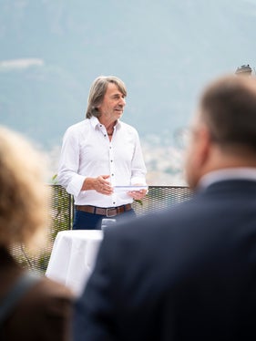 Die Terminanfragen&nbsp;nach Gesundheitsleistungen steigen in Südtirol jährlich um rund zehn Prozent. Trotz steigender&nbsp;Nachfrage gelang es laut Gesundheitslandesrat Hubert Messner, die Einhaltung der Wartezeiten&nbsp;beispielsweise bei prioritären Leistungen&nbsp;von 78 Prozent (2024) auf 84 Prozent (2025) zu steigern. Aktuell liege der Angebotsindex sogar auf 85 Prozent (Daten von Juni 2026). (Foto: LPA/Fabio Brucculeri)