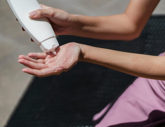 Sonnenschutz ist einfach: Wer sich vor dem Aufenthalt im Freien sorgfältig eincremt, senkt das Risiko für Sonnenbrand und Hautkrebs deutlich, darauf weist das Ressort für Gesundheitsvorsorge und Gesundheit hin. (Foto: Pexels/ Das Foto darf nur in Zusammenhang mit dieser Pressemitteilung verwendet werden.)