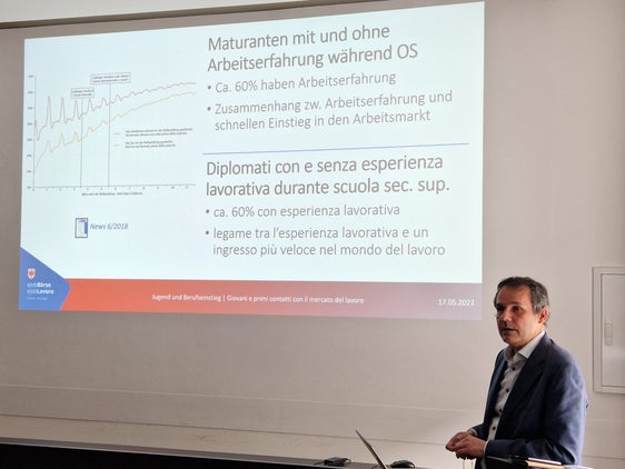 Il direttore del Servizio Mercato del lavoro, Stefan Luther, illustra dati e analisi dello studio "Giovani e primi contatti con il mercato del lavoro" (Foto: ASP/mdg)