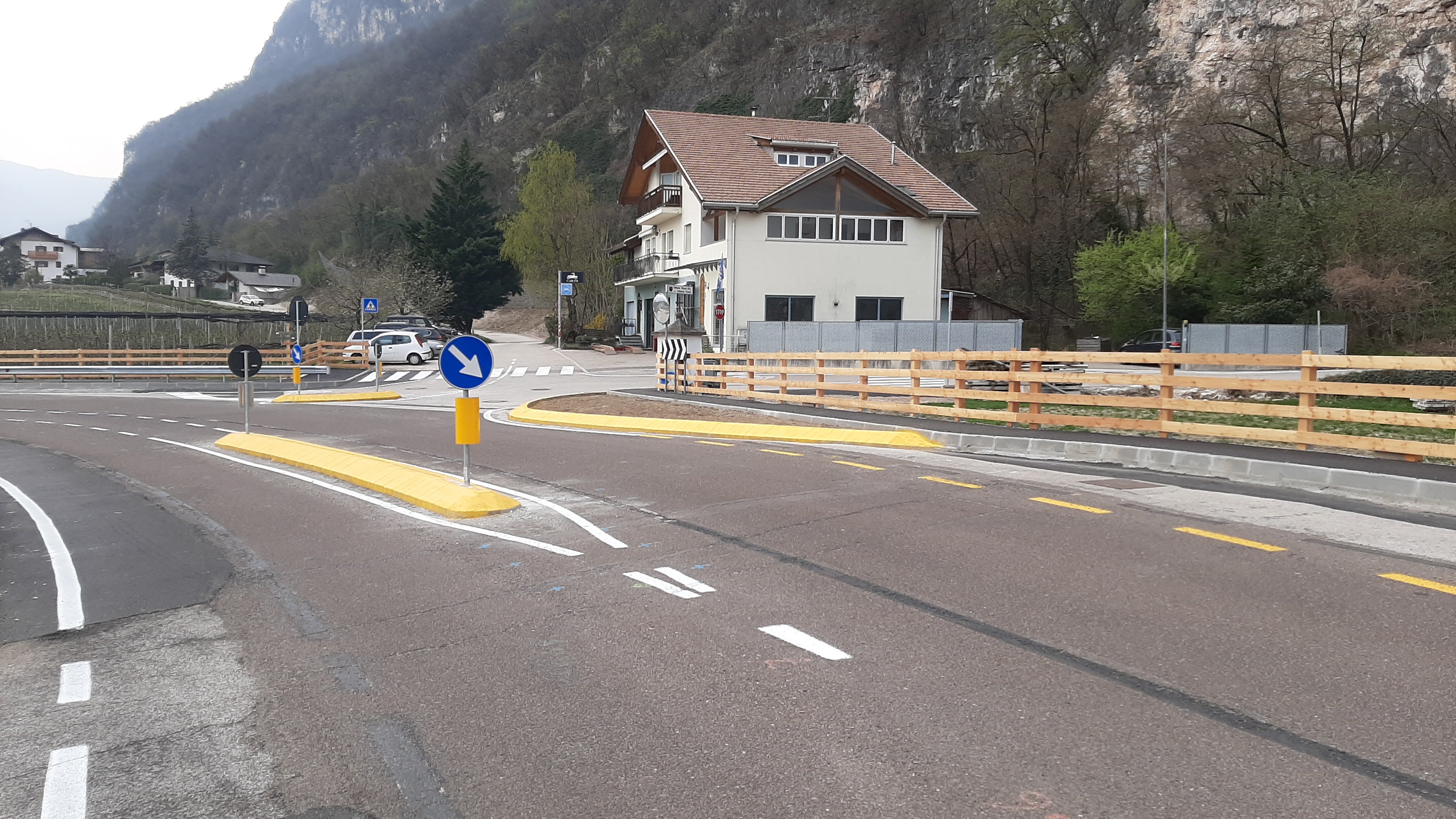Negli scorsi mesi l'incrocio tra la Strada del Vino e la strada di accesso sud a Magrè e alla frazione di Lafot è stato ristrutturato (Foto: ASP/Ufficio tecnico strade centro/sud)