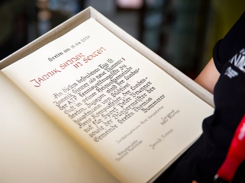 Jannik Sinner è arrivato in carrozza, tra gli applausi di due ali di folla festanti. Durante una breve cerimonia, il campione altoatesino ha firmato il Libro d’onore del Comune di Sesto. (Foto: ASP/Fabio Brucculeri)