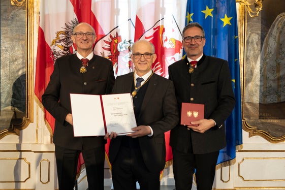 Die Landeshauptmänner&nbsp;Anton Mattle&nbsp;(links) und Arno Kompatscher&nbsp;(rechts) dankten dem diözesanen Familienseelsorger&nbsp;Toni Fiung mit der Ehrung.&nbsp;(Foto: Land Tirol/Sedlak)