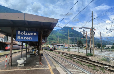 
Um die Nutzung neuer Technologien im Schienenverkehr zu ermöglichen, gibt es einige Eingriffe am Bahnhof in Bozen. Die Landesregierung hat Landeshauptmann Kompatscher ermächtigt, das Einvernehmen für die geplanten Eingriffe zur Umgestaltung zu erteilen. (Foto: LPA/Alessandro Veronesi)