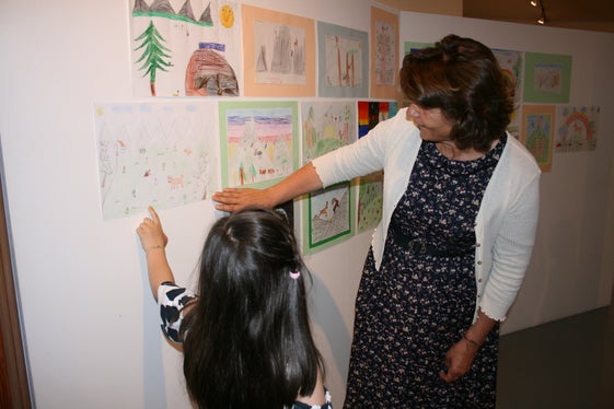 L'assessora Kuenzer mentre osserva i diversi lavori esposti durante la premiazione al Parco naturale di Fanes-Senes-Braies. (Foto: ASP/Margareth Pallhuber)