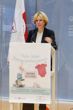 Nutzen Sie diese Angebote, die Türen dazu sind jederzeit offen!, appellierte Landesrätin Deeg bei der Vorstellung von Frühe Hilfen Südtirol. (Foto: LPA/Greta Stuefer)