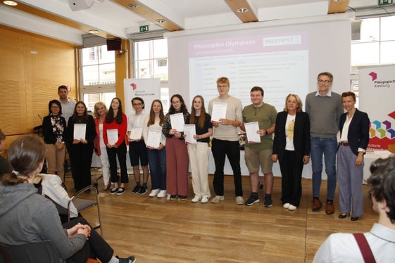 Zu den Bestplatzierten des Landeswettbewerbs der Philosophieolympiade gehören: Sabine Gasser, Lea Pöll, Theo Reng, Hannah Fill, Noah Patscheider, Ramona Klapfer, Valerio Gabriele Osto, Sophia Steinegger, Thomas Walcher, Lena Wurz (Foto: LPA/Bildungsdirektion/Verena Hilber)