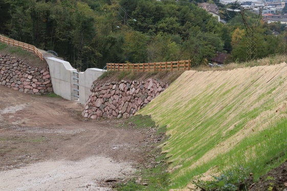 Dieses neue Rückhaltebecken im Haslacherbach hat ein Fassungvermögen von über 15.000 Kubikmetern. (Foto: LPA/Maja Clara)