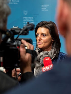 Südtirol ist Vorbild in Italien und Visitenkarte in Sachen Energiewende und ökologischer Wandel, sagte Staatssekretärin Vannia Gava bei der Pressekonferenz. Zahlreiche Journalisten holten sie vors Mikrofon. (Foto: LPA/Fabio Brucculeri)