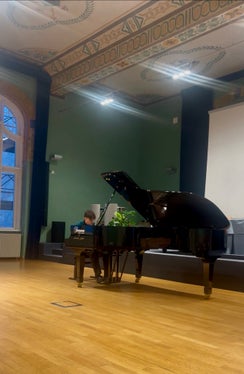 Im Rahmen des Jahreskongresses der European Piano Teacher‘s Association Austria EPTA&nbsp;traten Klavierschülerinnen und Klavierschüler aus verschiedenen deutschen und ladinischen Musikschulen auf die Bühne der Aula der Fachoberschule Marie Curie in Meran: im Bild Matthias Veggetti, Schüler von Giorgio Fasciolo in der Musikschule Bruneck. (Foto: LPA/Landesdirektion Deutsche und ladinische Musikschule/Cornelia Messner)
