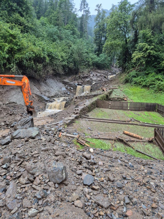 Die Staatstraße im Passeiertal ist derzeit nach einem Murenabgang beim Gewerbegebiet zwischen St. Martin und St. Leonhard in Passeier gesperrt. Es wird empfohlen auf nicht nötige Fahrten zu verzichten. (Foto: LPA/Straßendienst Burggrafenamt)