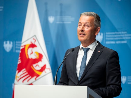 A determinate condizioni, nel fondovalle si possono costruire impianti fotovoltaici sui frutteti: l'assessore provinciale Peter Brunner ha presentato ai media i dettagli della misura approvata dalla Giunta provinciale il 15 luglio. (Foto: USP/Fabio Brucculeri)