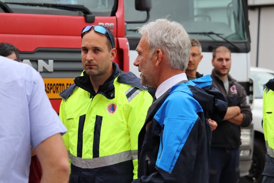 Vor dem Start zum Einsatz im Notstandsgebiet Emilia-Romagna: Logistik-Mitarbeiter Jonas Hochkofler mit Bevölkerungsschutzlandesrat Arnold Schuler (Foto: LPA/Maja Clara)
