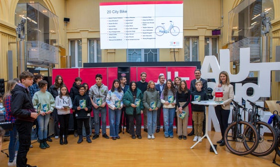 Die Gewinnerinnen und Gewinner der 20 City Bikes (Foto: LPA/Fabio Brucculeri)