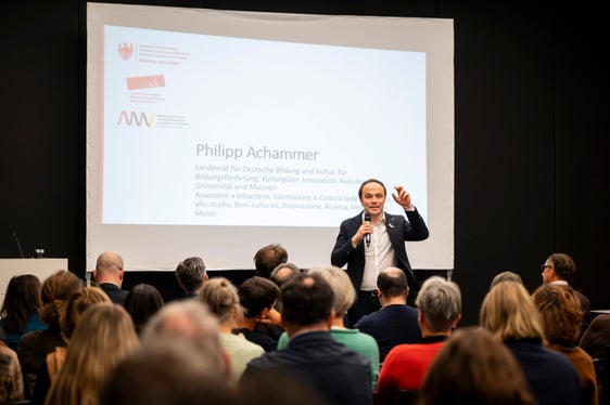 All'inaugurazione, l'assessore provinciale Philipp Achammer ha sottolineato: “I musei sono luoghi importanti per la partecipazione democratica. È fondamentale coinvolgere attivamente i giovani e offrire loro spazi in cui possano esprimere le loro prospettive”. (Foto: USP/Fabio Brucculeri)