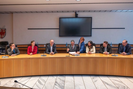 Raggianti per l'accordo sulla Cësa di Ladins. Nella foto (da sinistra) il direttore dell'Istruzione e Cultura Ladina André Comploi, Sofia Stuflesser, Presidente dell'Union di Ladins de Gherdëina, il sindaco di Tobia Moroder (Ortisei), il presidente Arno Kompatscher, la direttrice Alexandra Roilo (in piedi), la sindaca Cristina Pallanch (Castelrotto), i sindaci Tobias Nocker (Selva) e Christoph Senoner (Santa Cristina). (Foto: USP/Greta Stuefer)