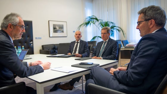 Il presidente Kompatscher (a destra) a colloquio con i rappresentanti della Federazione Raiffeisen: da sinistra il direttore generale Zampieri, il vicedirettore Christian Tanner e il presidente Herbert Von Leon (Foto: ASP/ Fabio Brucculeri) 
