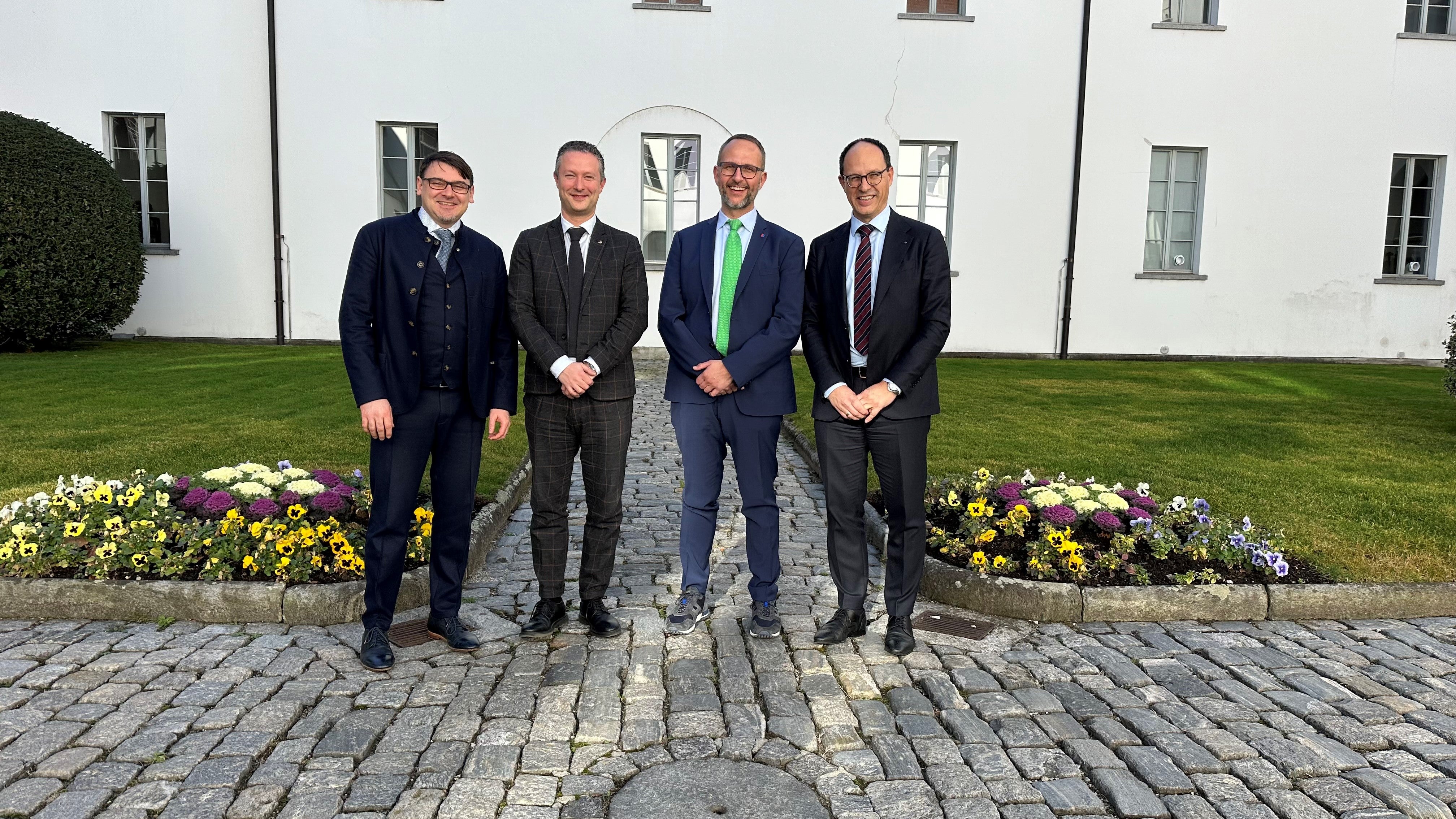 Strategische Sitzung zum Auftakt des Tessiner Arge-Alp-Vorsitzes: (v.l.) der Tiroler Arge-Alp-Generalsekretär Simon Lochmann, der Trentiner Landesrat Mattia Gottardi, der Arge-Alp-Präsident und Tessiner Staatsrat Norman Gobbi, sowie Bundesrat Marc Mächler (Foto: Arge Alp)