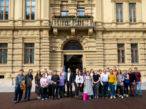 Vom 21. zum 25. Oktober hat sich eine Delegation von 15 Vertreterinnen und Vertretern der nordirischen Jugendarbeit zu einer Austauschwoche in Südtirol aufgehalten, im Bild mit Jugendlandesrat Philipp Achammer (im Zentrum) vor dem Palais Widmann in Bozen, Sitz der Südtiroler Landesregierung. (Foto: LPA/Fabio Brucculeri)